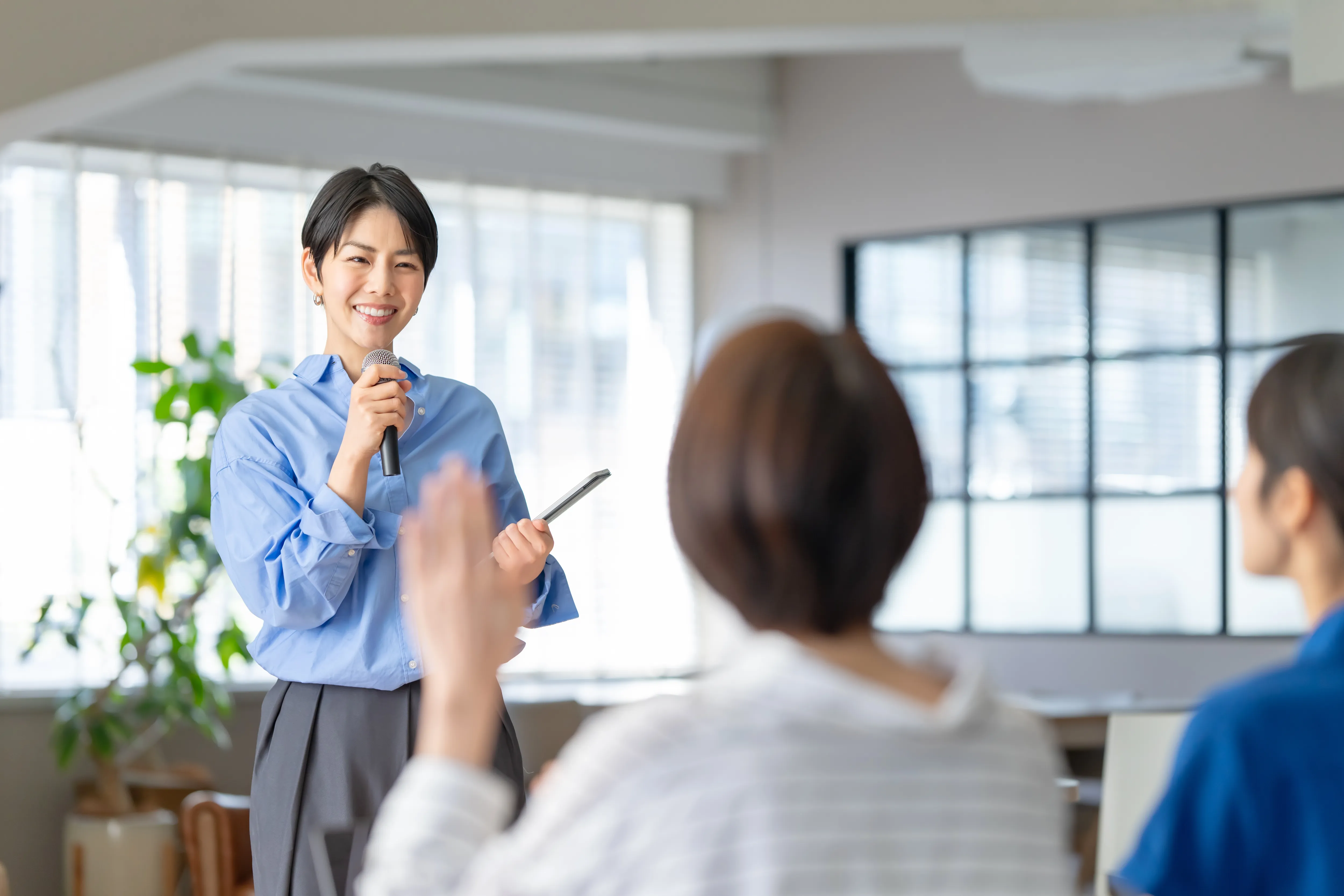 笑顔の講師が研修を行っている様子